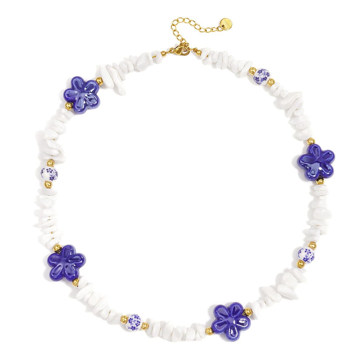 Collier composé de perles de pierre, de perles blanches ornées de fleurs bleues et de fleurs décoratives.