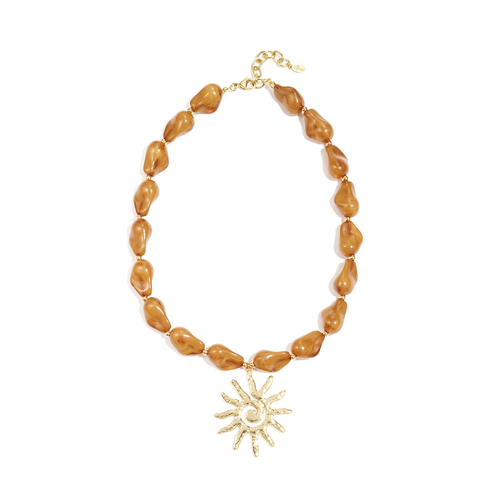 Collier à pendentif soleil et éléments colorés