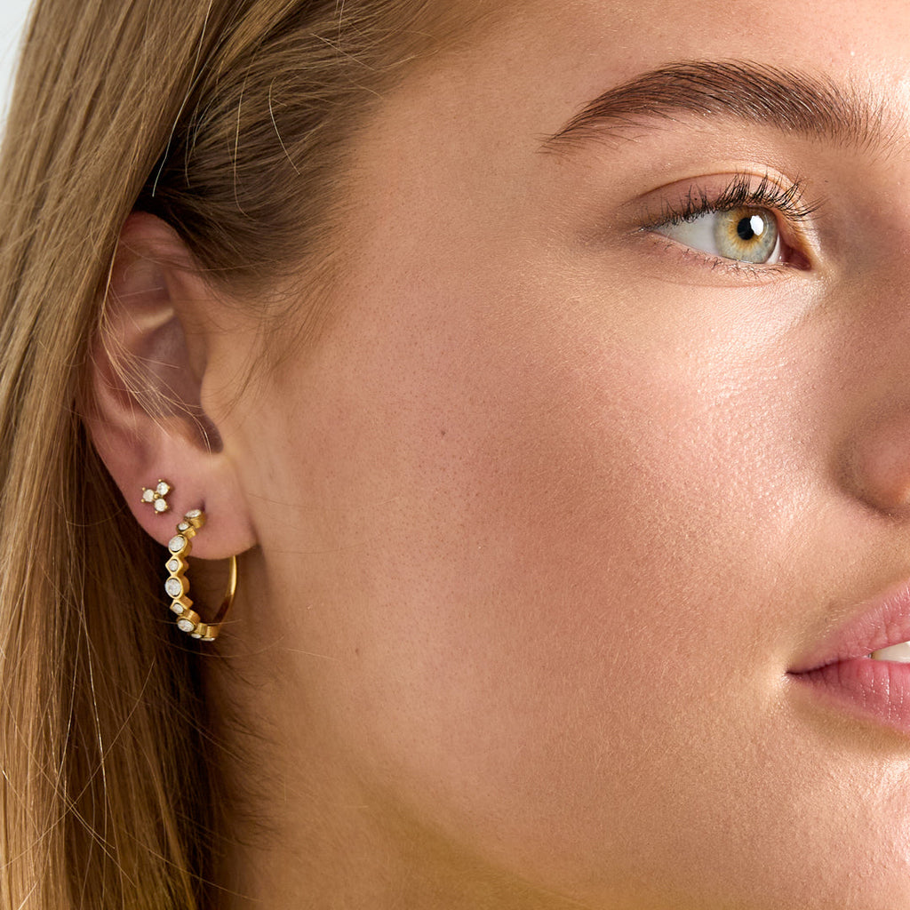Boucles d'oreilles fines ornées de 3 pierres