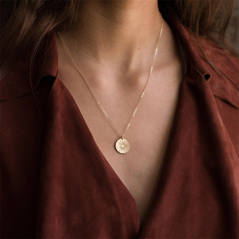 Collier pendentif soleil doré épuré