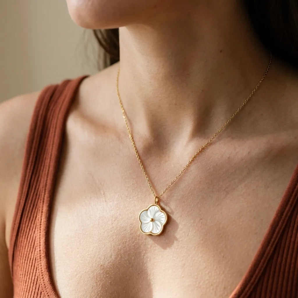 Collier pendentif fleur nacrée dorée