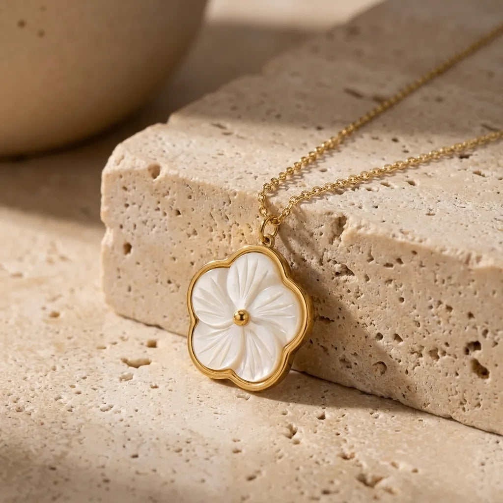 Collier pendentif fleur nacrée dorée