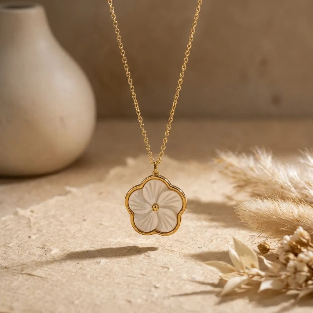 Collier pendentif fleur nacrée dorée