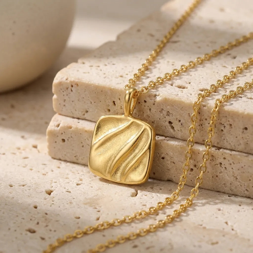 Collier pendentif plaque vague dorée