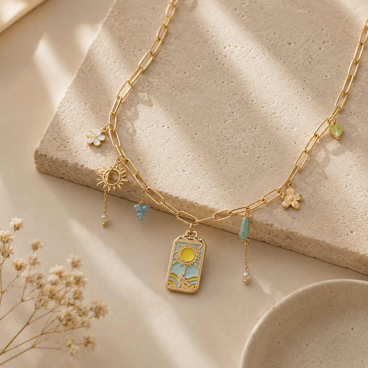 Collier charms soleil émail et détails colorés doré