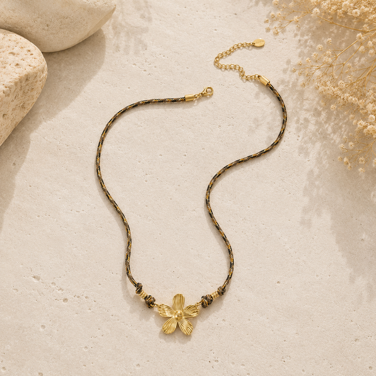 Collier cordon fleur brun café