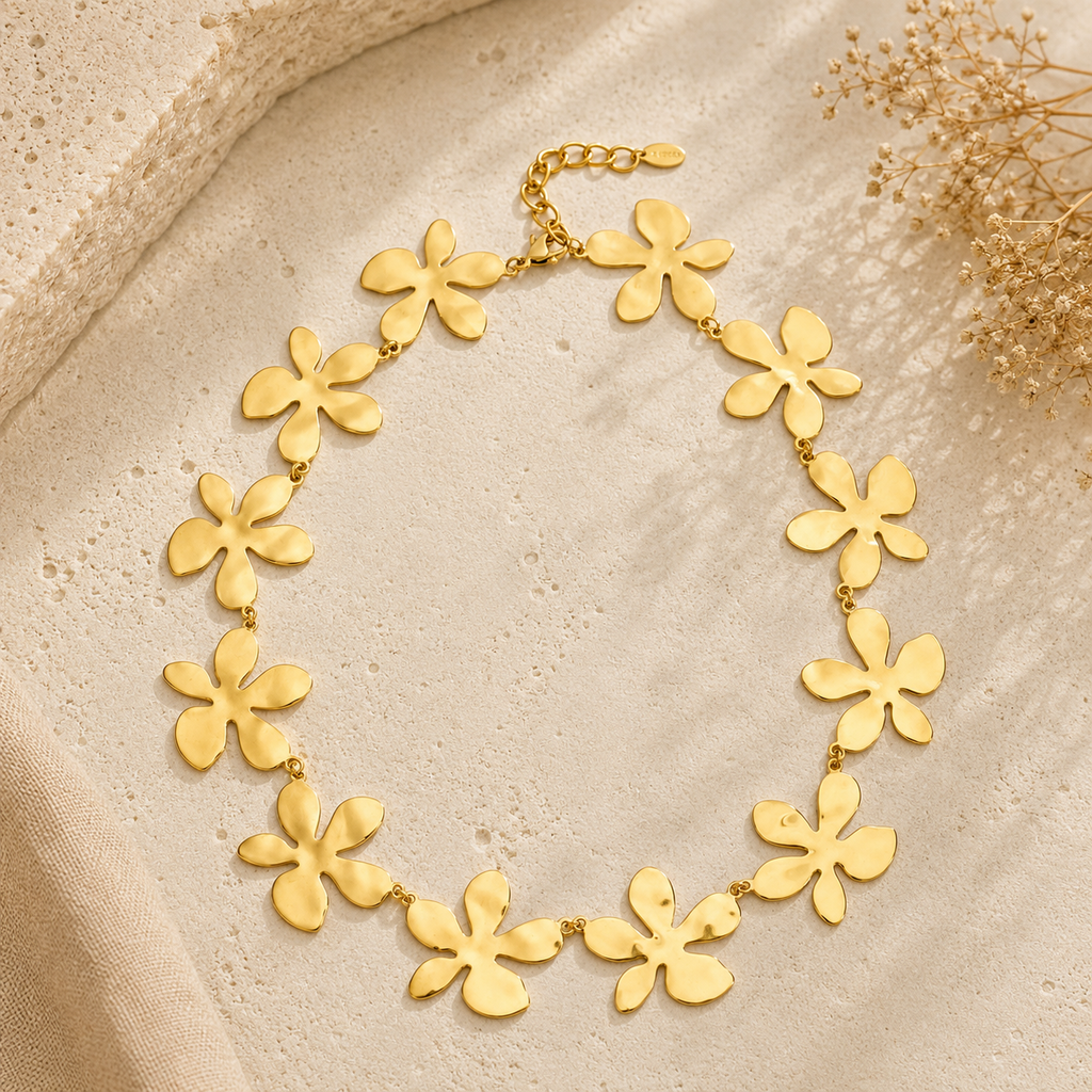 Collier doré grandes fleurs métalliques