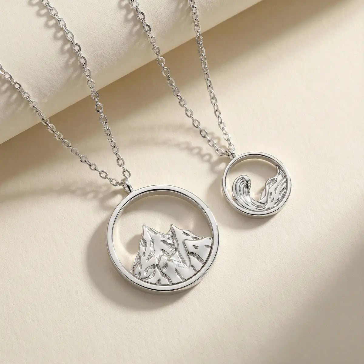 Collier rond avec motif montagne