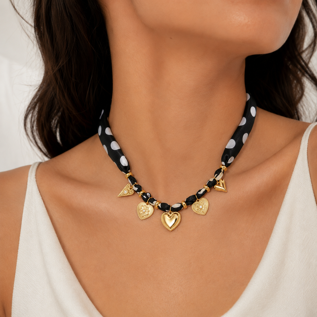 Collier foulard à pois femme et pendentifs cœurs dorés