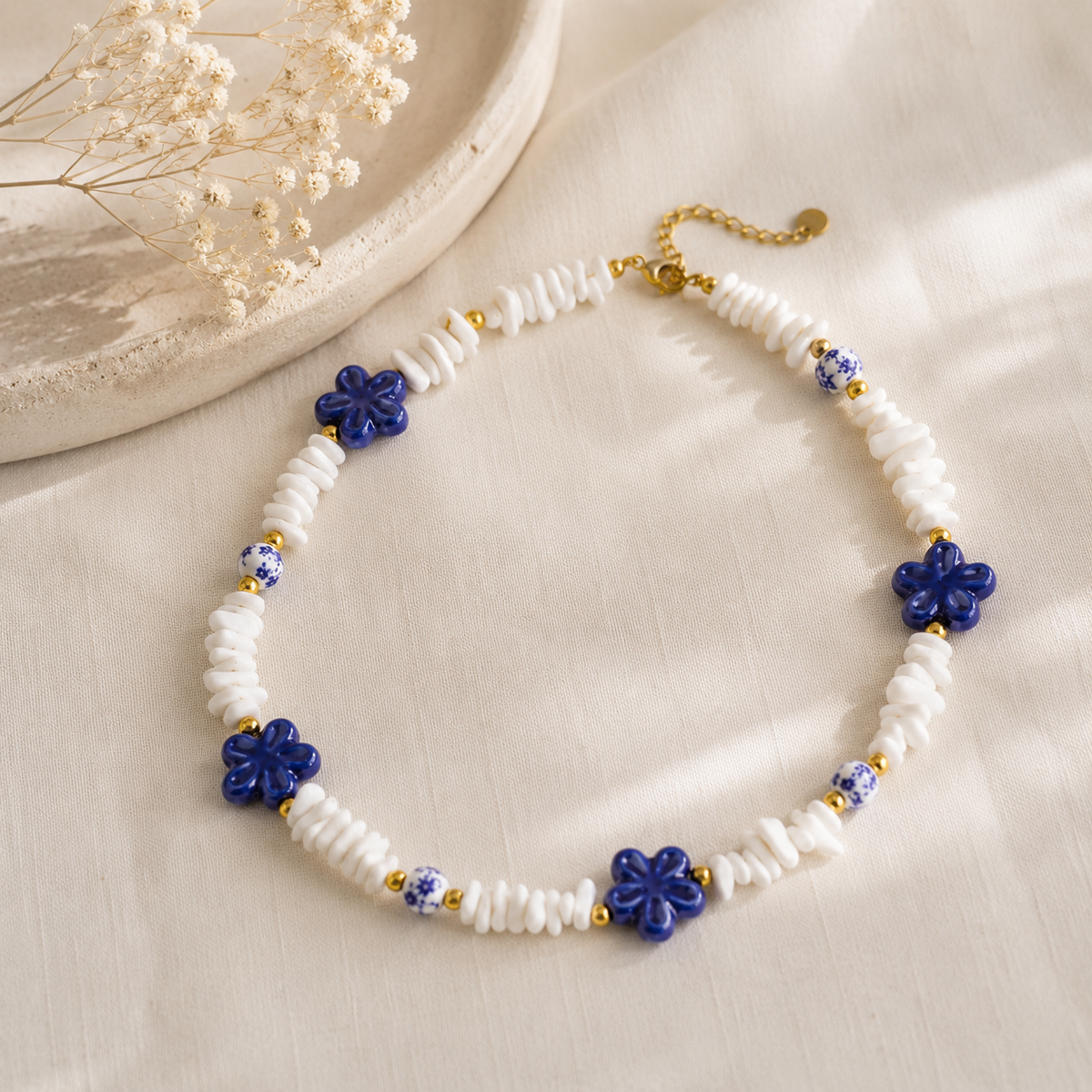 Collier femme blanc et bleu à fleurs en céramique délicat et moderne. Tendance
