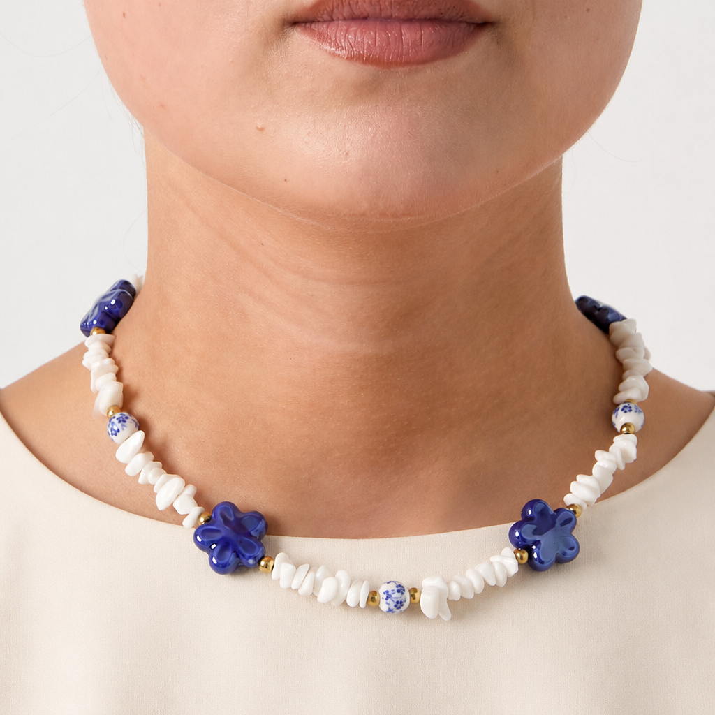 Collier femme blanc et bleu à fleurs en céramique moderne
