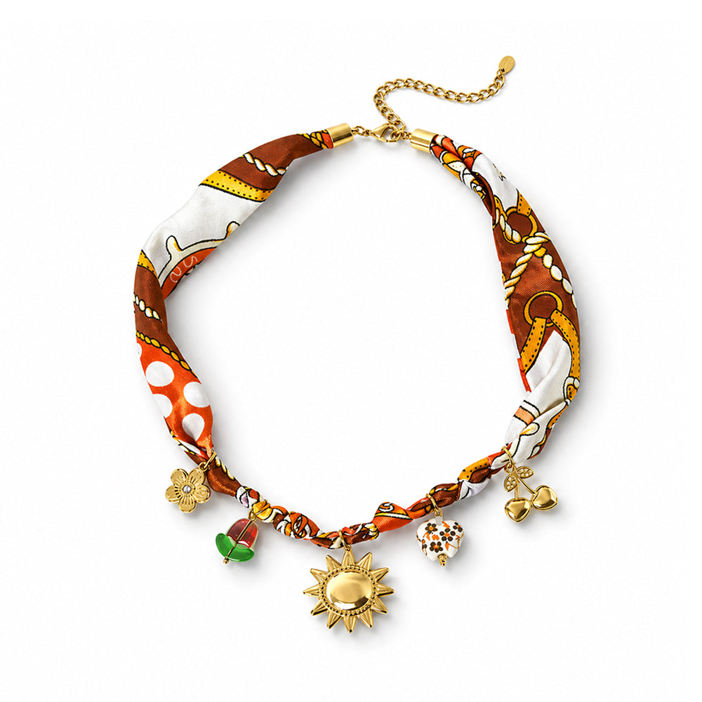 Collier foulard imprimé rétro et breloques dorées