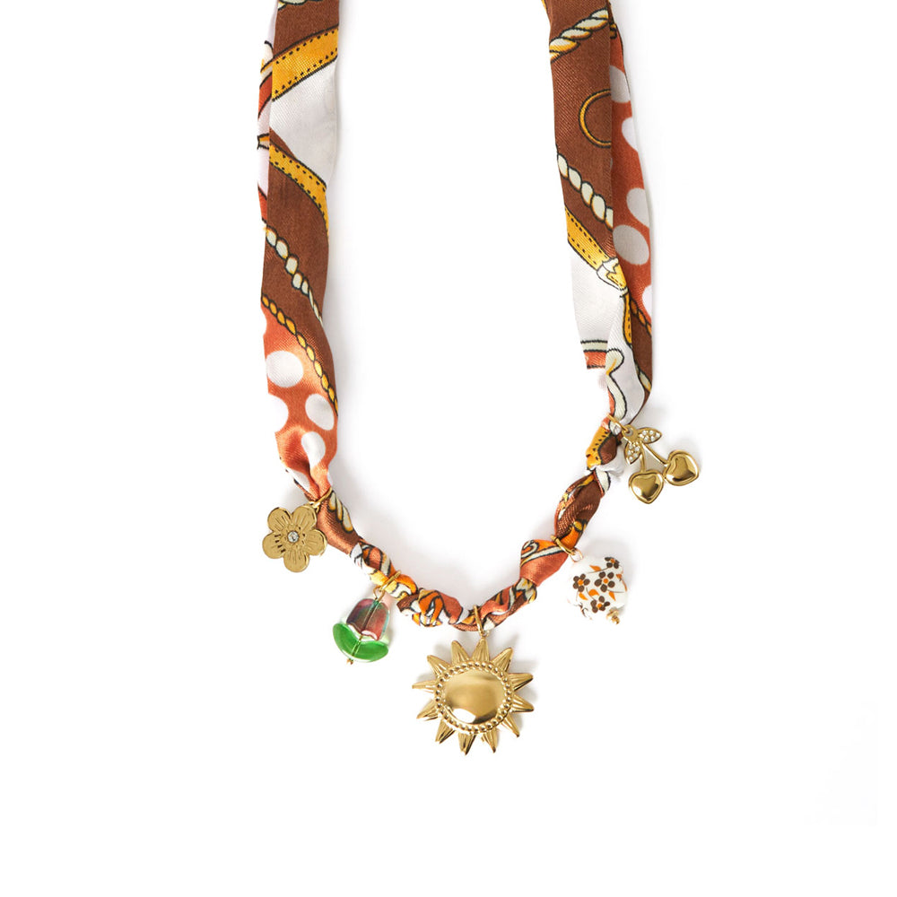 Collier foulard imprimé rétro et breloques dorées