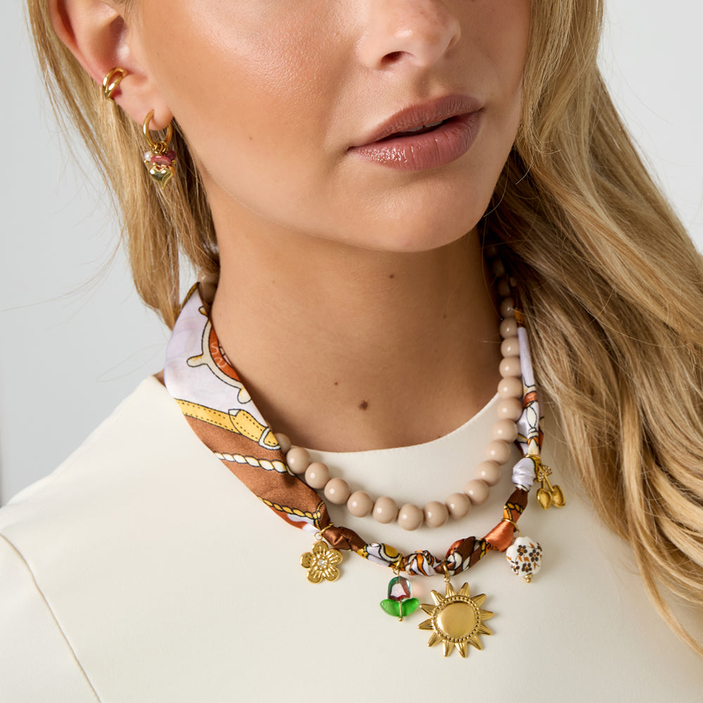 Collier foulard imprimé rétro et breloques dorées