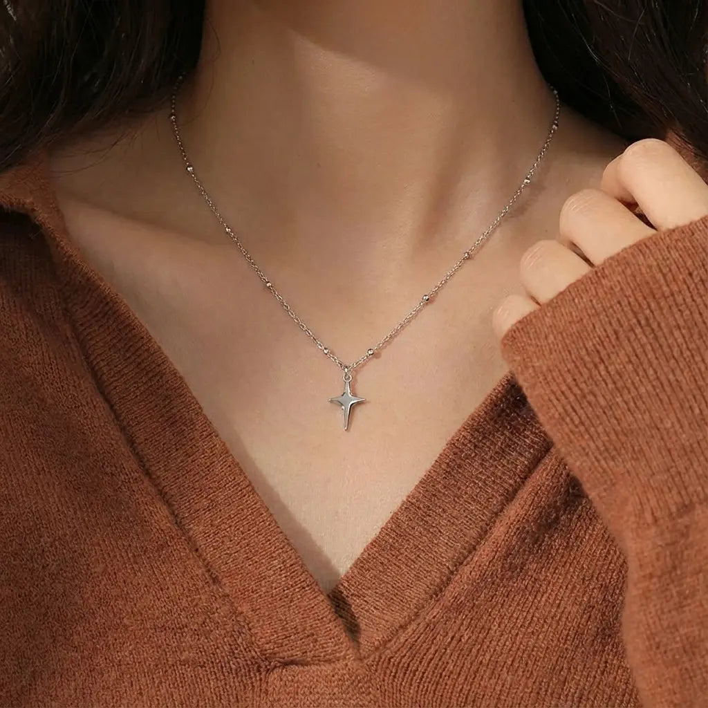 Collier avec pendentif étoile du nord