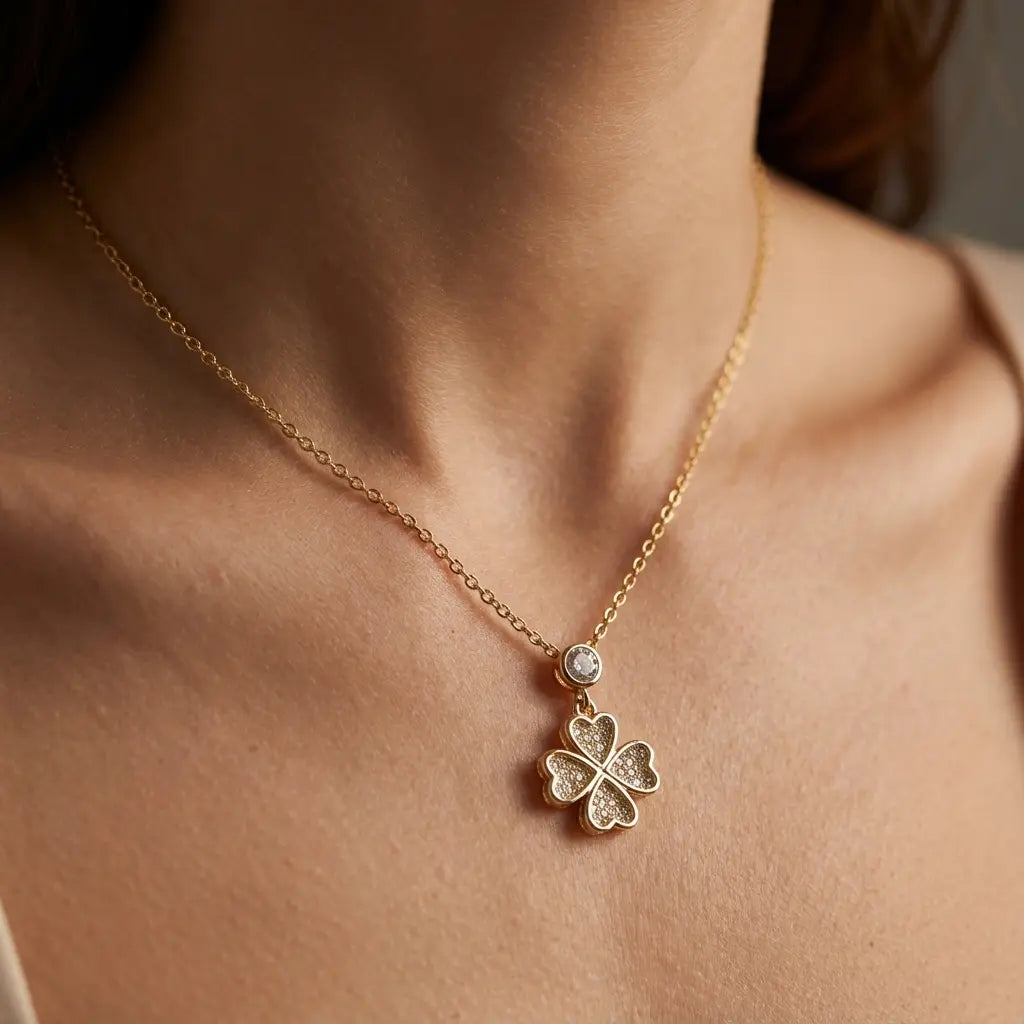 Collier avec pendentif trèfle doré