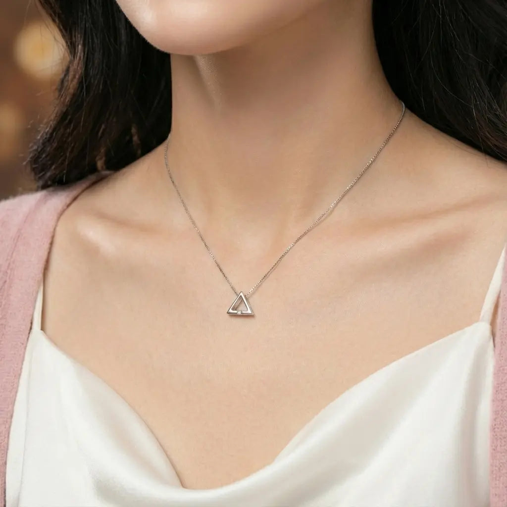 Collier avec pendentif triangle