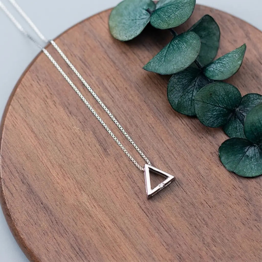 Collier avec pendentif triangle