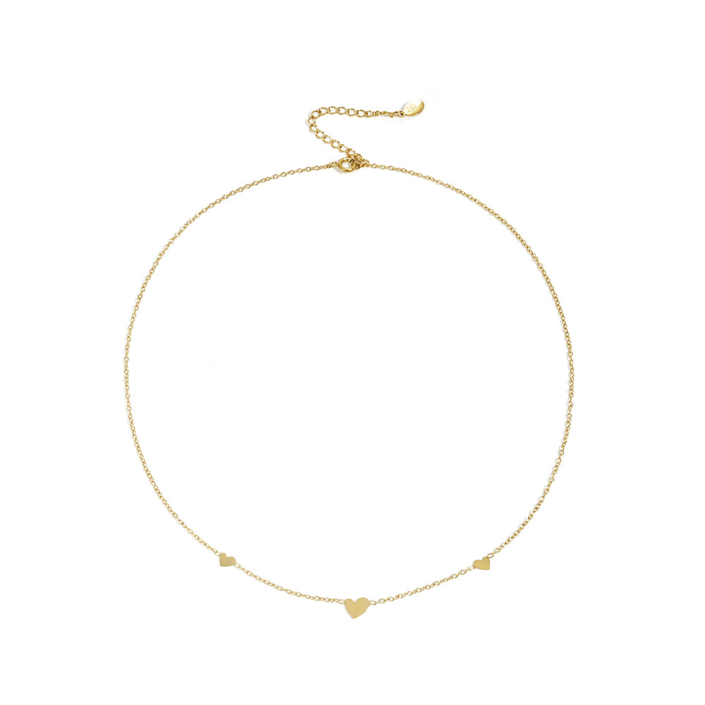 Collier chaîne avec petits cœurs minimalistes