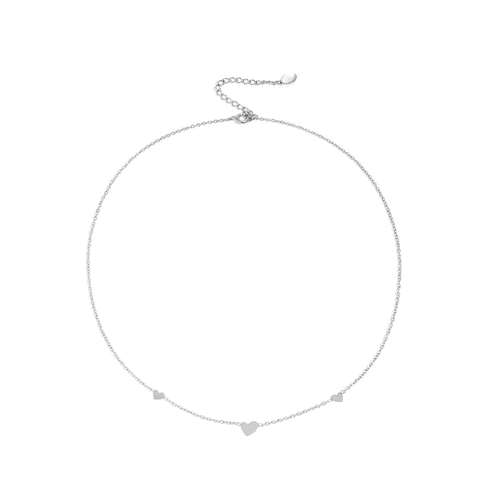 Collier chaîne avec petits cœurs minimalistes