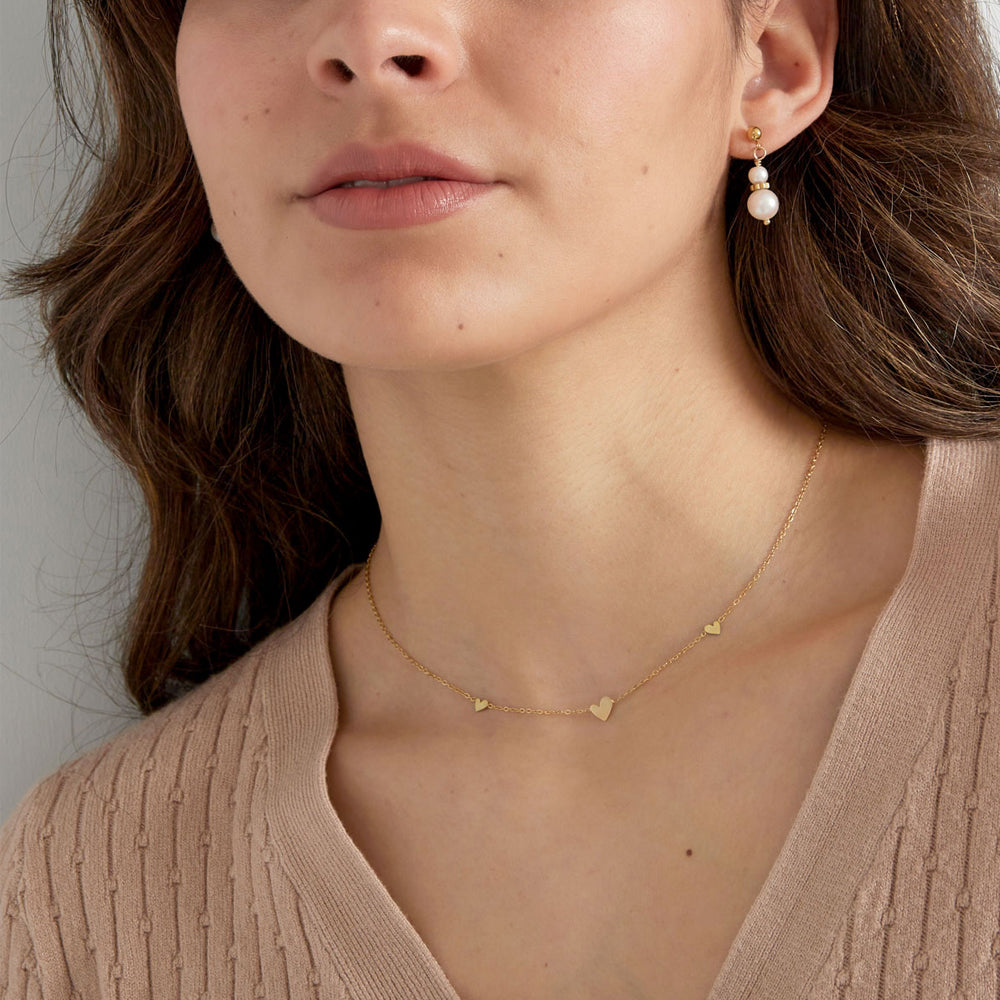 Collier chaîne avec petits cœurs minimalistes