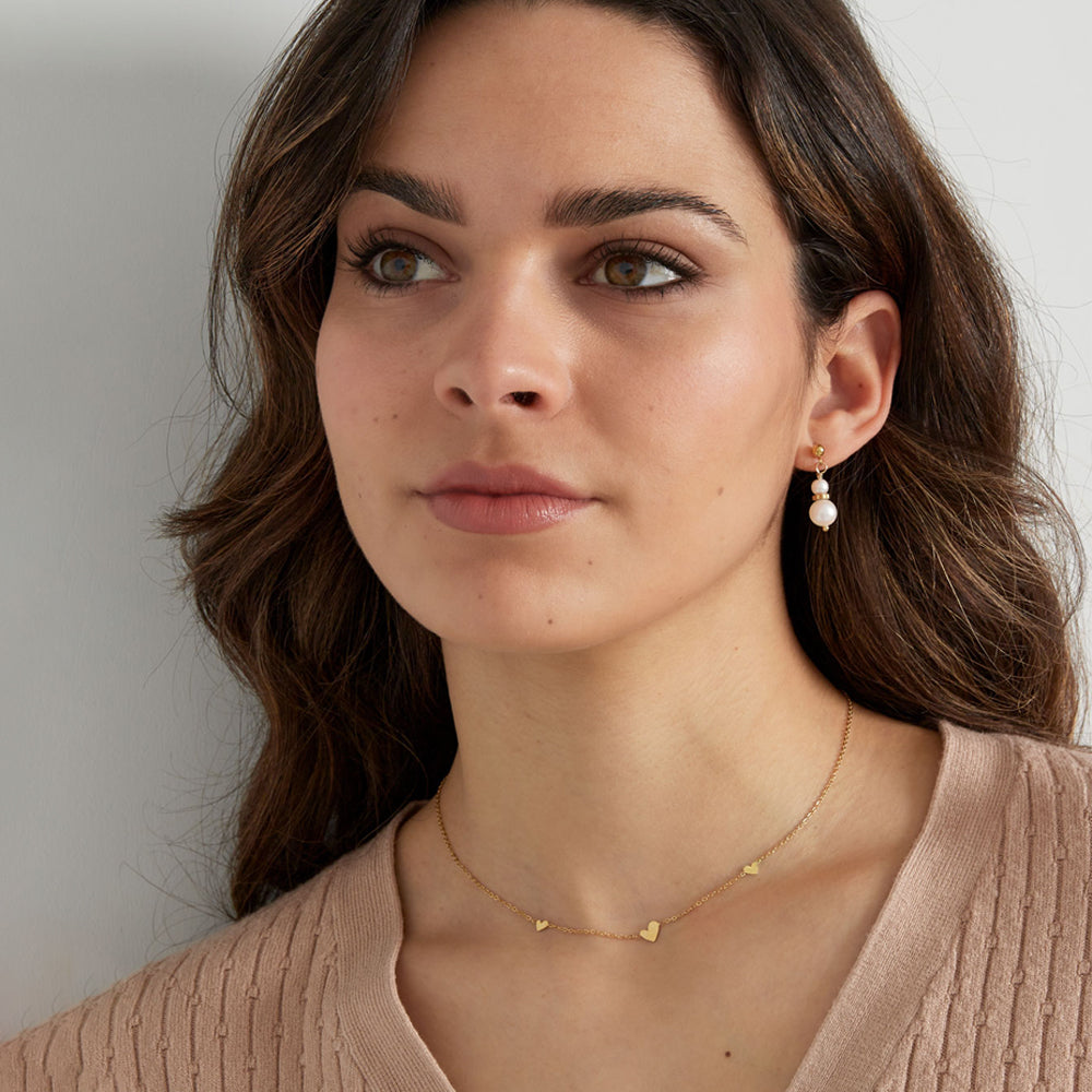 Collier chaîne avec petits cœurs minimalistes