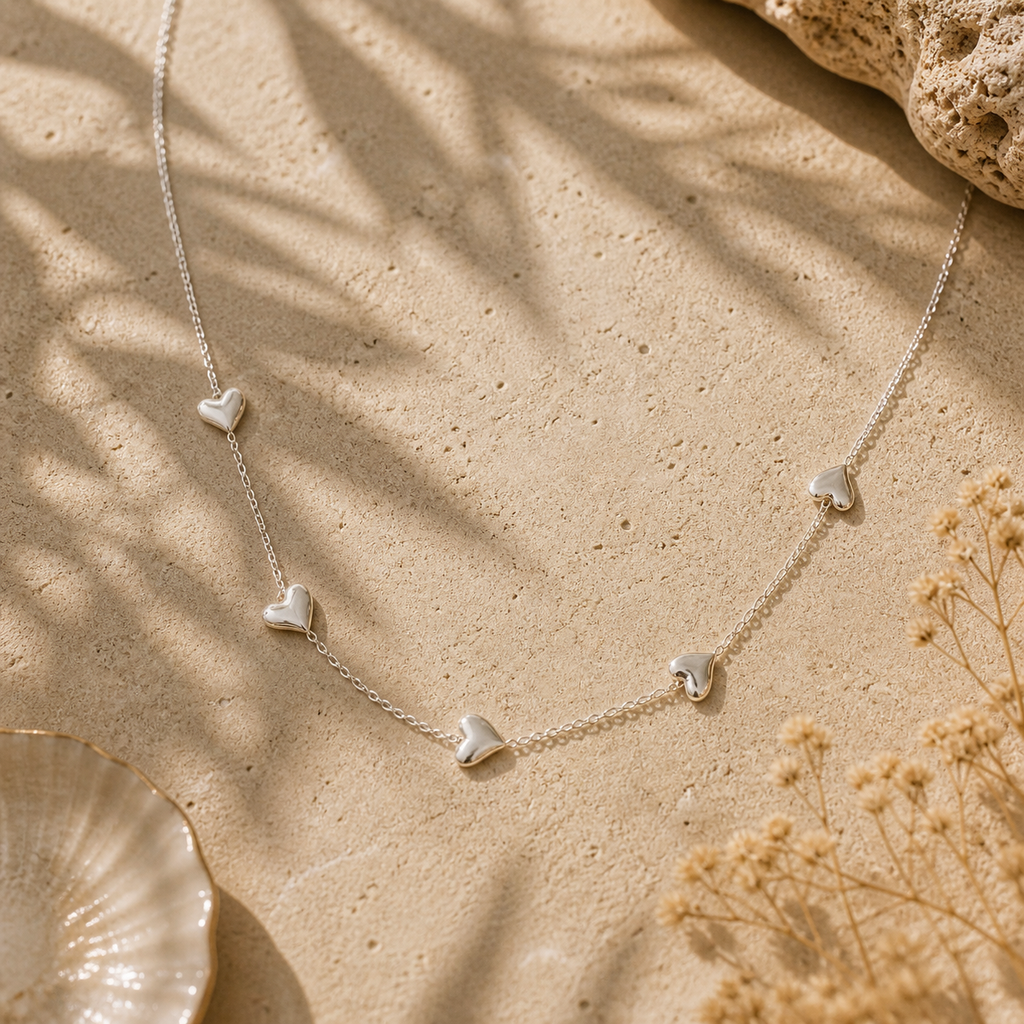 Collier chaîne fine 5 cœurs bombés
