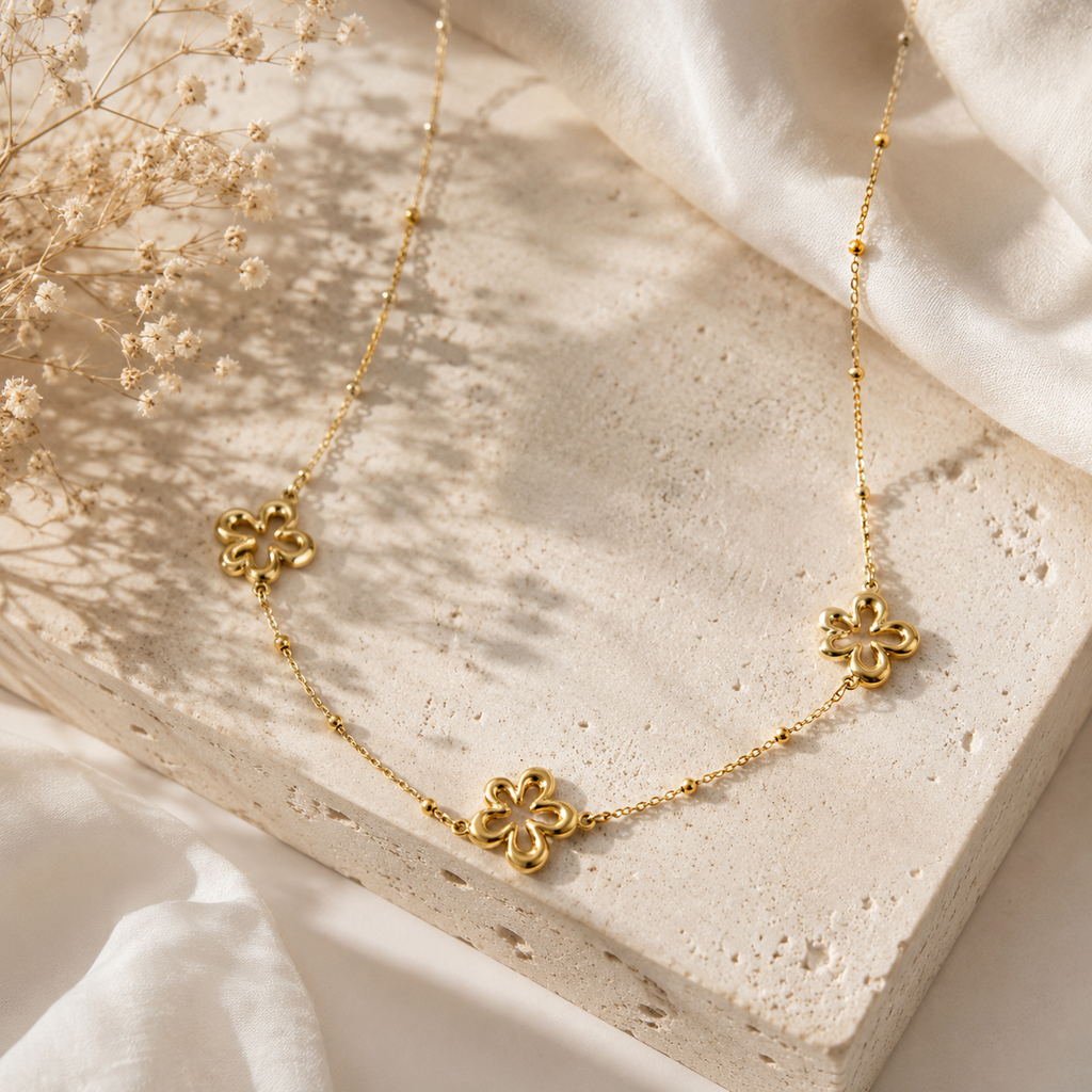 Collier charms fleurs ajourées forme corail