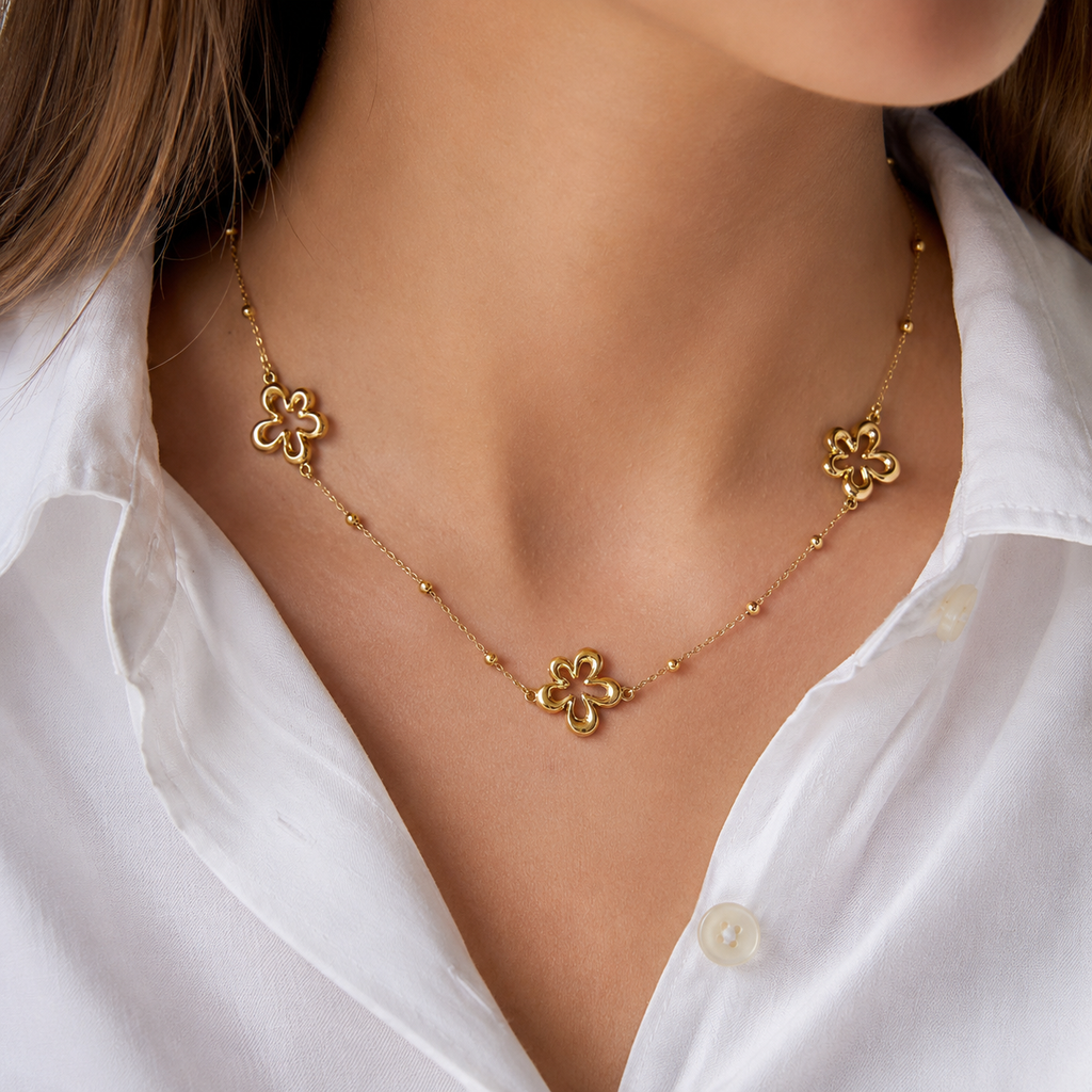 Collier charms fleurs ajourées forme corail