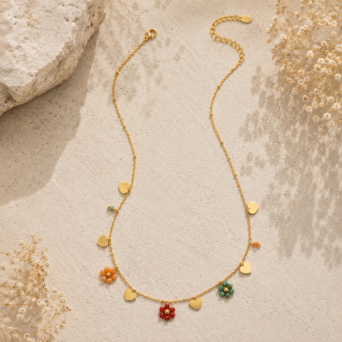 Collier charms fleurs colorées et cœurs
