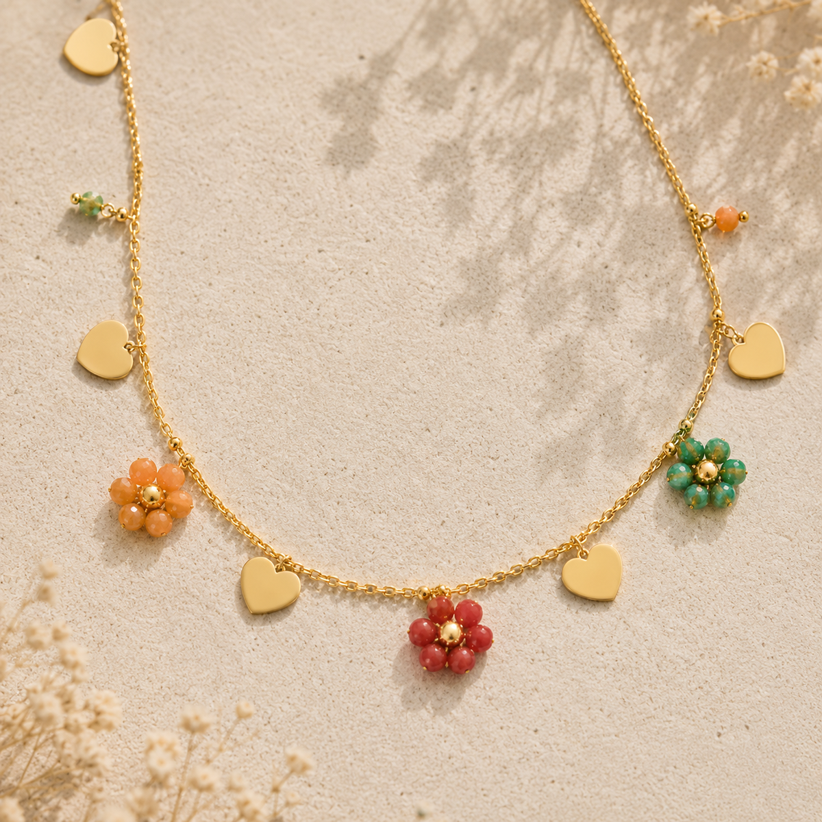Collier charms fleurs colorées et cœurs