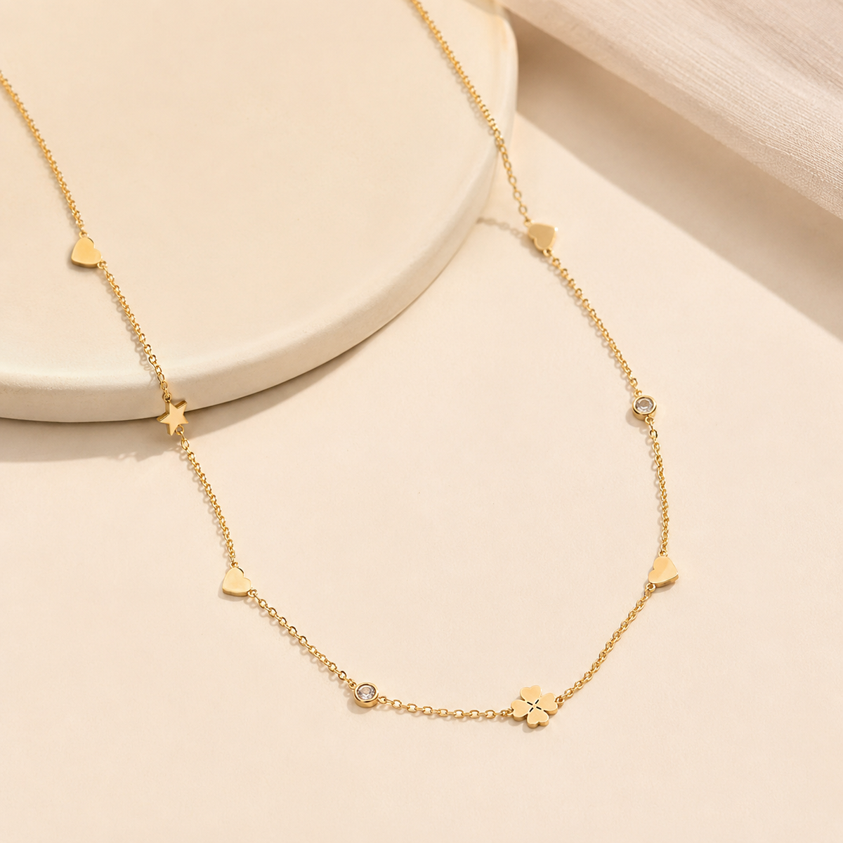Collier charms doré trèfle, étoiles et cœurs