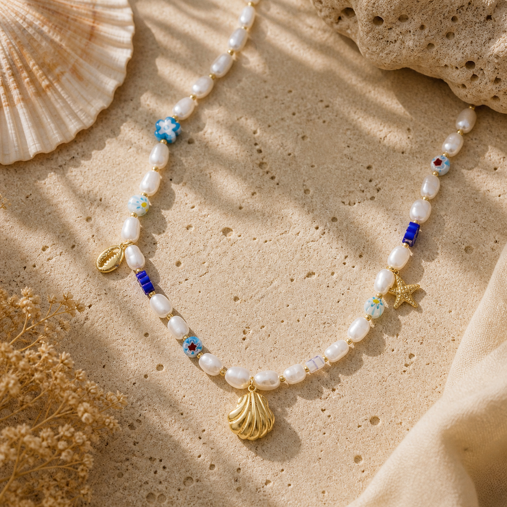 Collier choker perles d'imitation et breloques marines