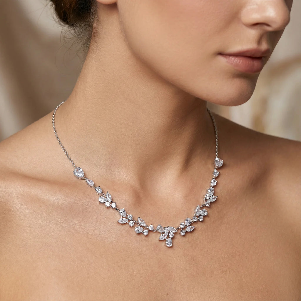 Collier de dos pierres scintillantes