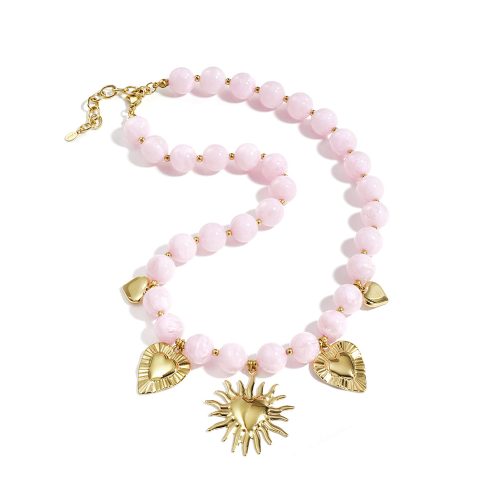 Collier perles d'imitation en acrylique et breloques cœurs dorés