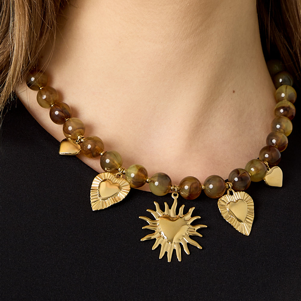 Collier perles d'imitation en acrylique et breloques cœurs dorés