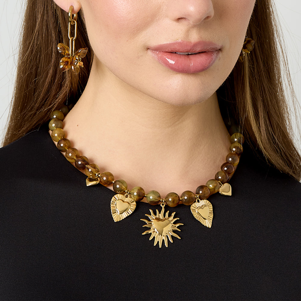 Collier perles d'imitation en acrylique et breloques cœurs dorés