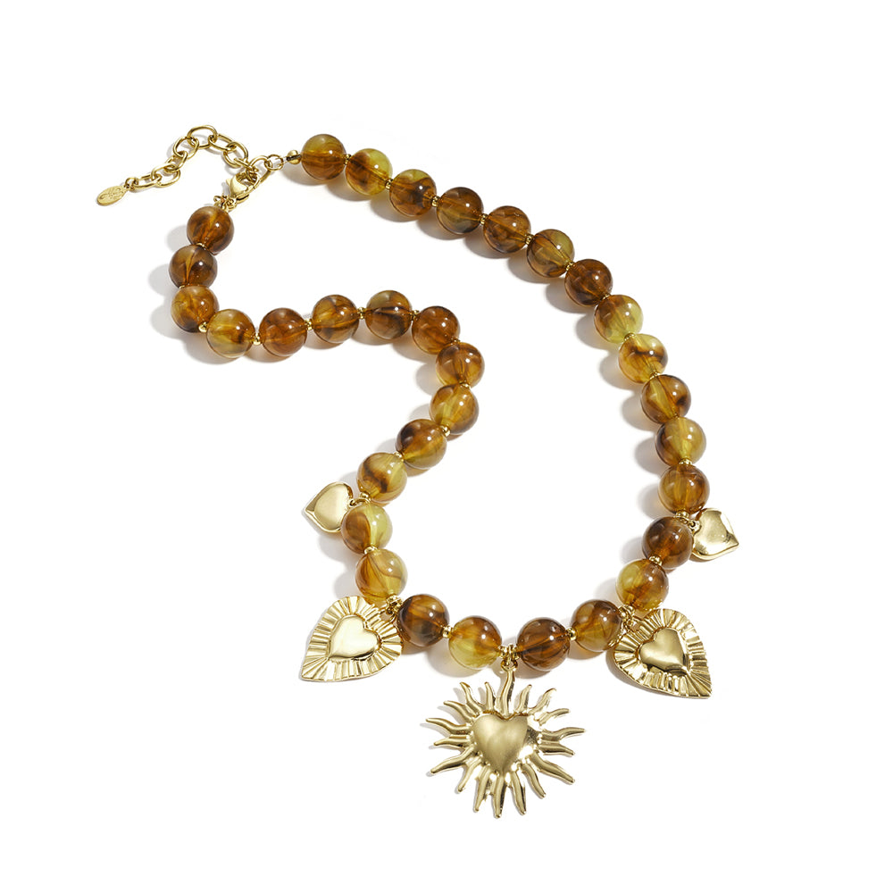 Collier perles d'imitation en acrylique et breloques cœurs dorés