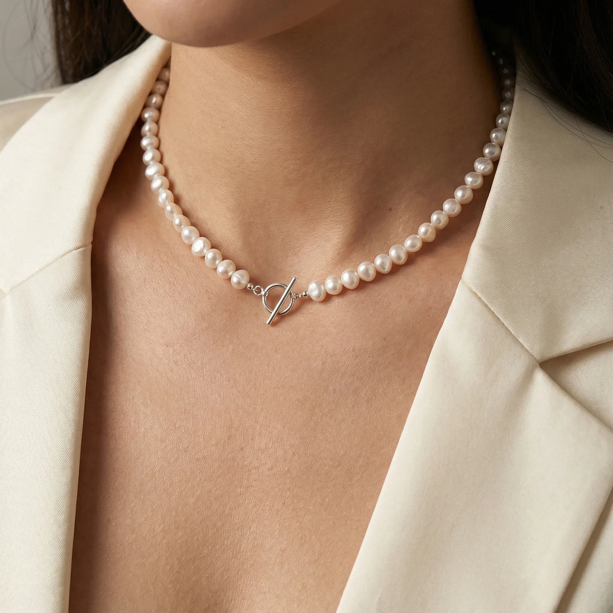 Collier en acier et PVD doré perles blanches véritables 40+5cm Collier en acier et PVD doré perles blanches véritables 40+5cm