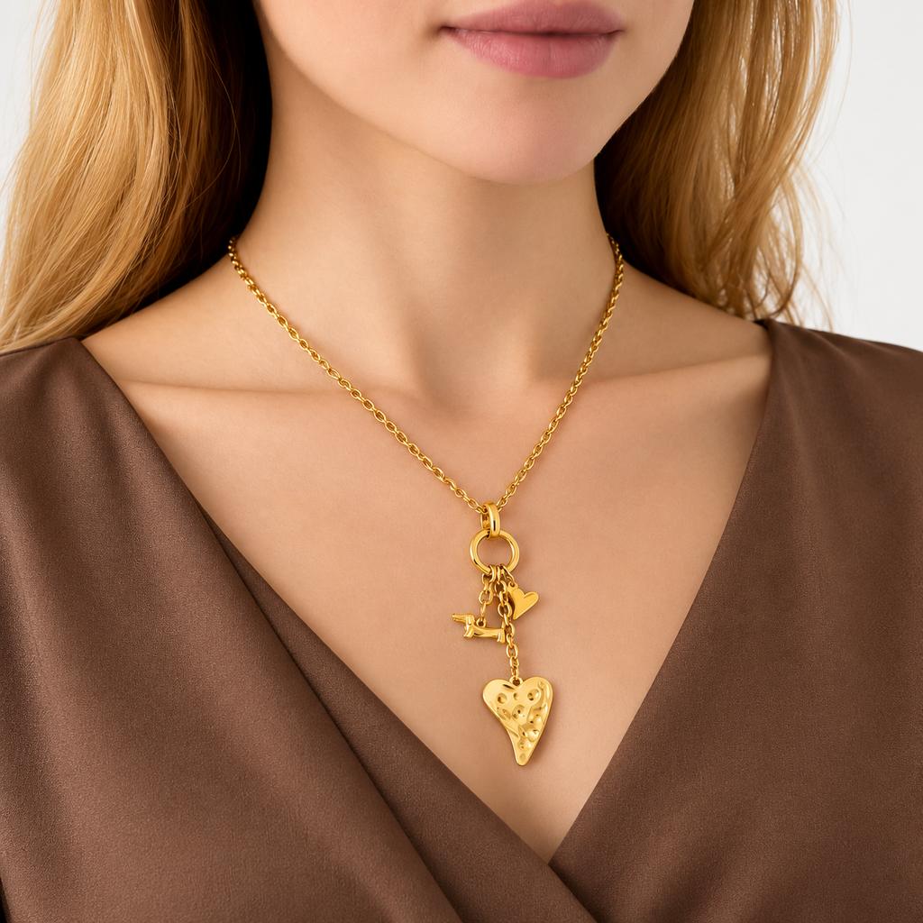 Collier doré à pendentifs cœur et teckel