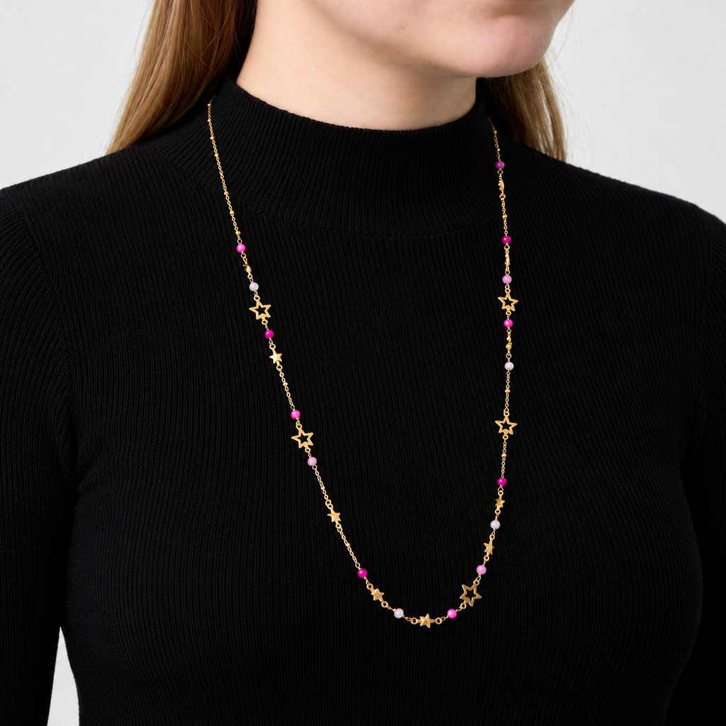 Collier long doré à étoiles et détails colorés