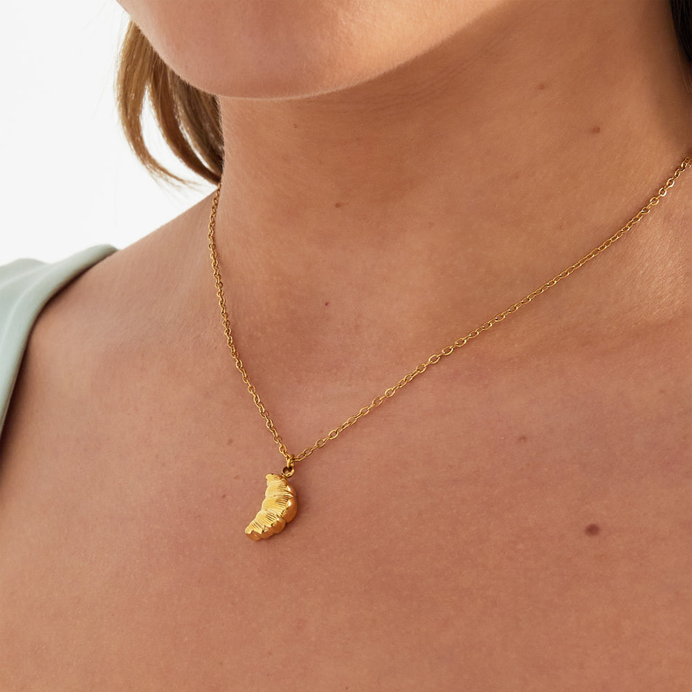 Collier doré pendentif croissant