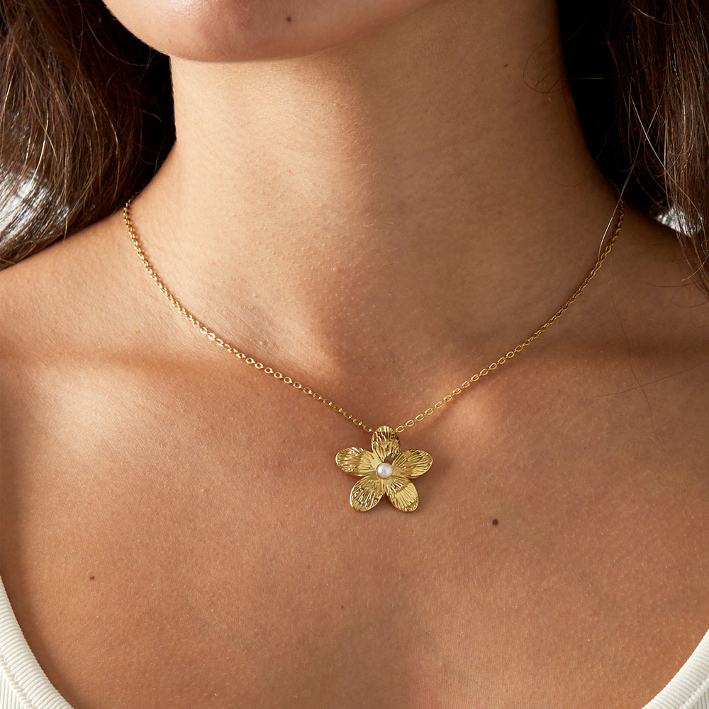 Collier fleur texturée avec perle d'imitation