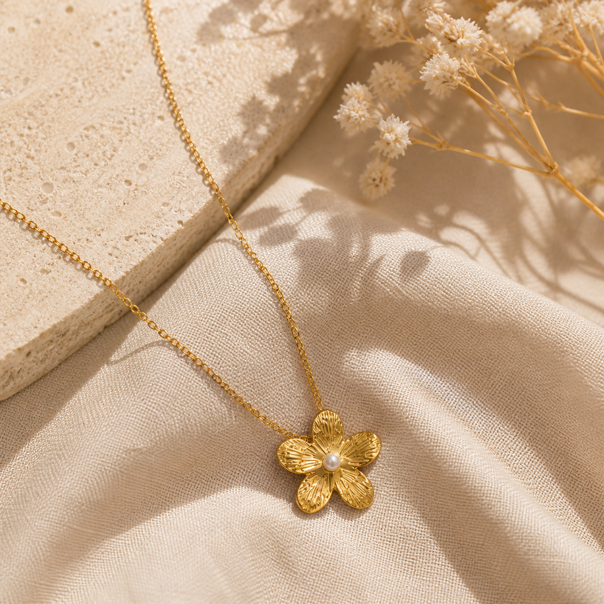 Collier fleur texturée avec perle d'imitation