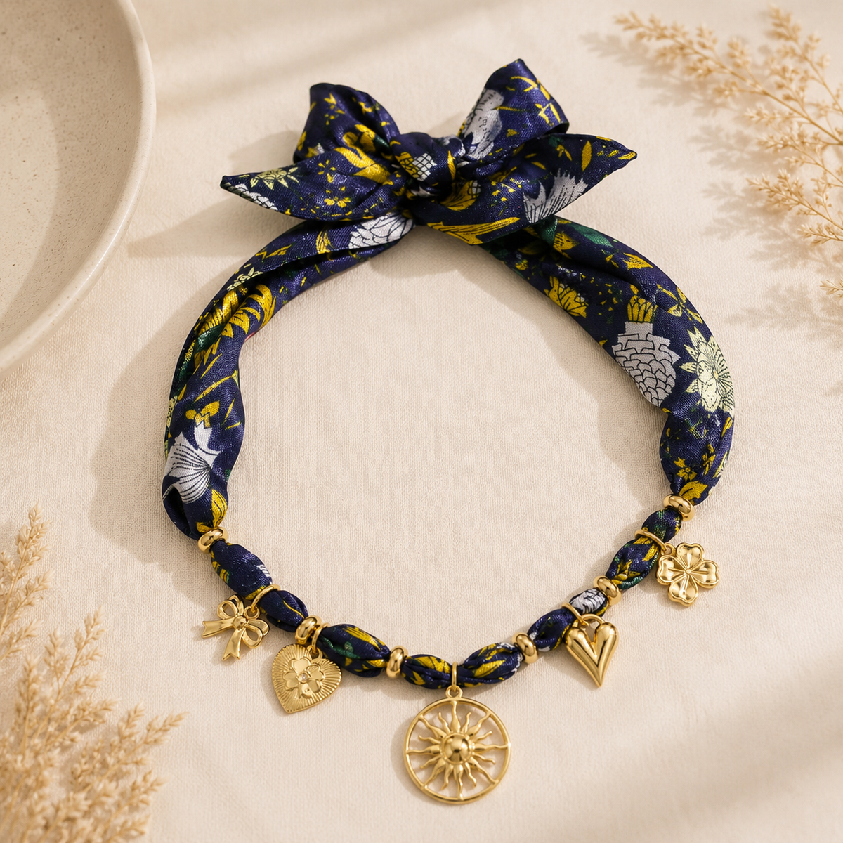 Collier foulard pendentifs soleil et cœur bleu