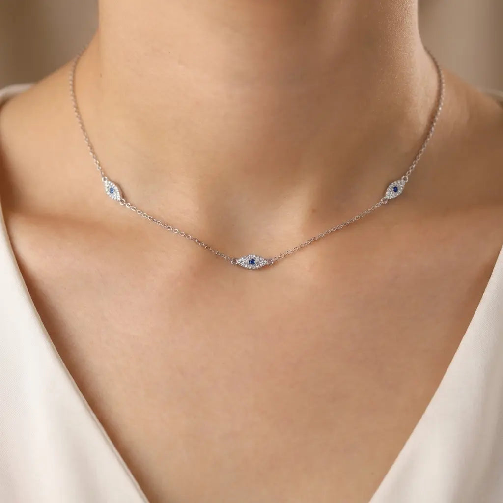 Collier œil ras de cou