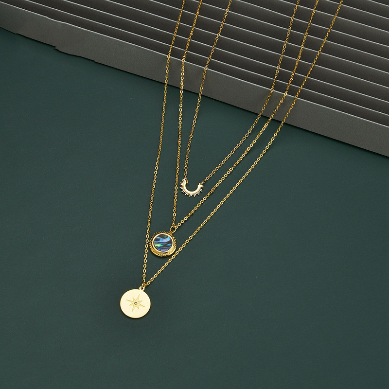 Collier pendentif boussole. 3 rangs