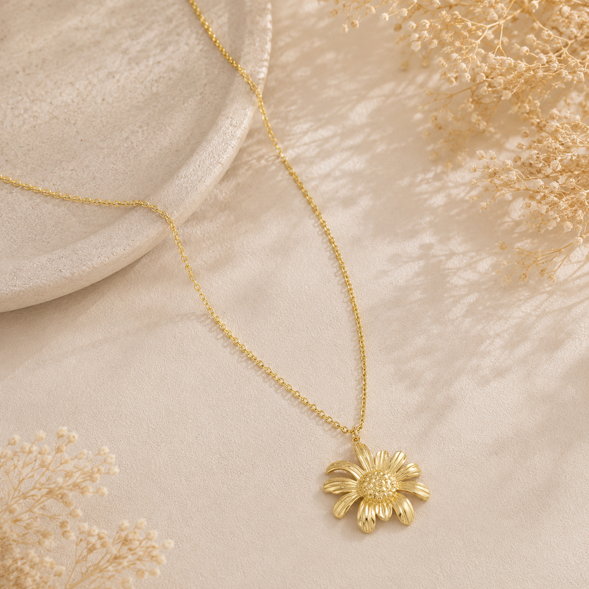 Collier pendentif marguerite doré