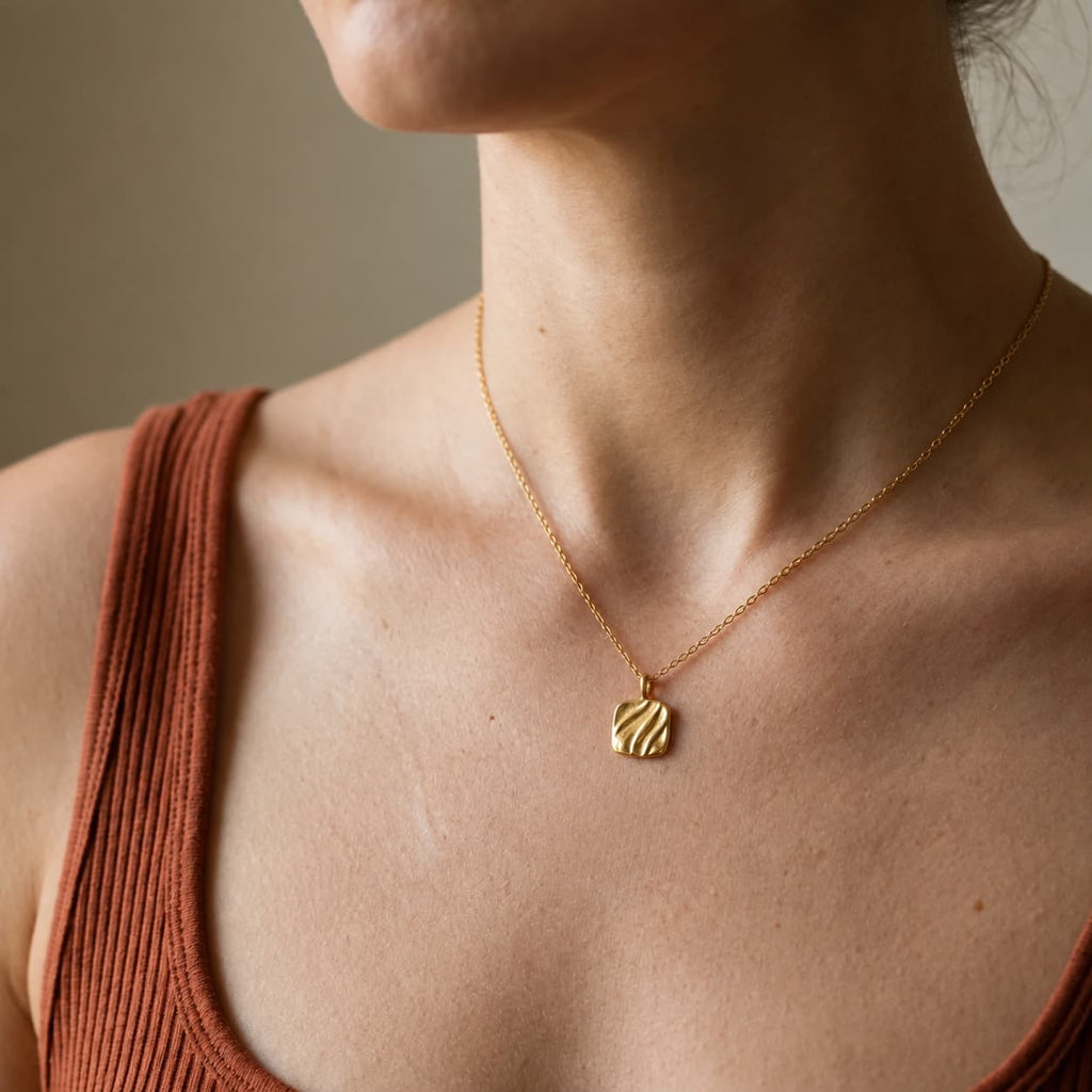 Collier pendentif plaque vague dorée