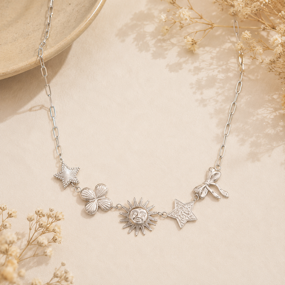 Collier pendentif soleil rayonnant